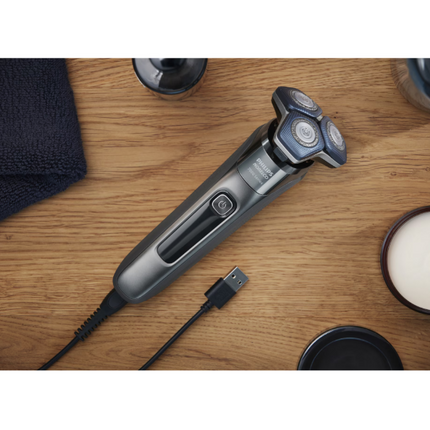 Aparat de barbierit PHILIPS Shaver Seria 5000 S5887/10, barbierit umed/uscat, tehnologie SkinIQ, fara fir, capete flexibile 360Â°, display LED, senzor Power Adapt, lame auto-ascutire, lama de tuns integrata, 60 min, husa, Gri carbon