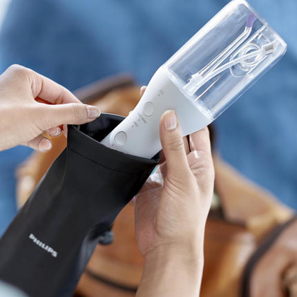 Irigator bucal PHILIPS Sonicare Cordless Power Flosser 3000 HX3826/31, Tehnologie QuadStream, Portabil, 2 moduri de curatare, 3 niveluri de intensitate , 2 x capete de curatare si 1 x husa trasport, Alb, L x A x I (mm) 92x134x247